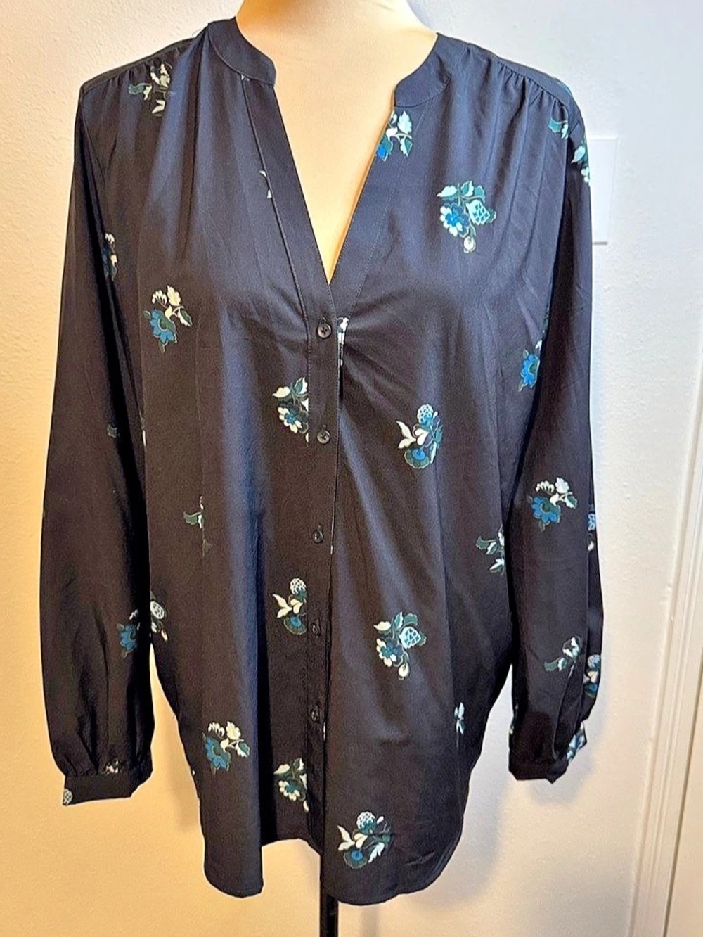 Ann Taylor Factory Floral Blouse in Black Like New